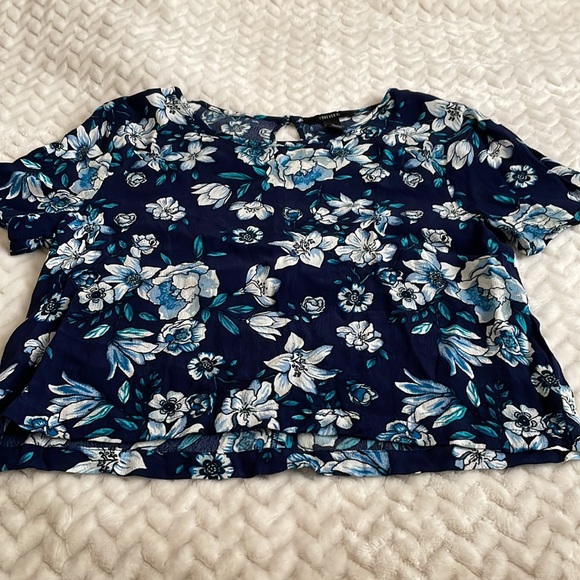 Forever 21 blue floral crop top. Size small - Picture 4 of 5